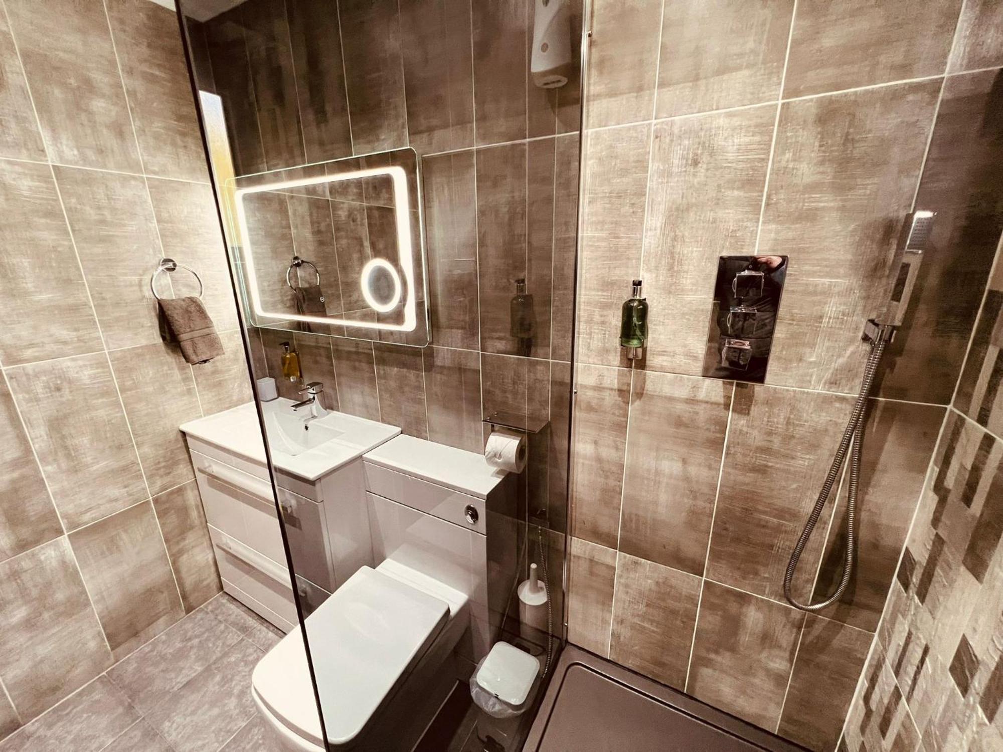 Modern Suites -5 Bedroom House- With Free Parking Birmingham City Εξωτερικό φωτογραφία