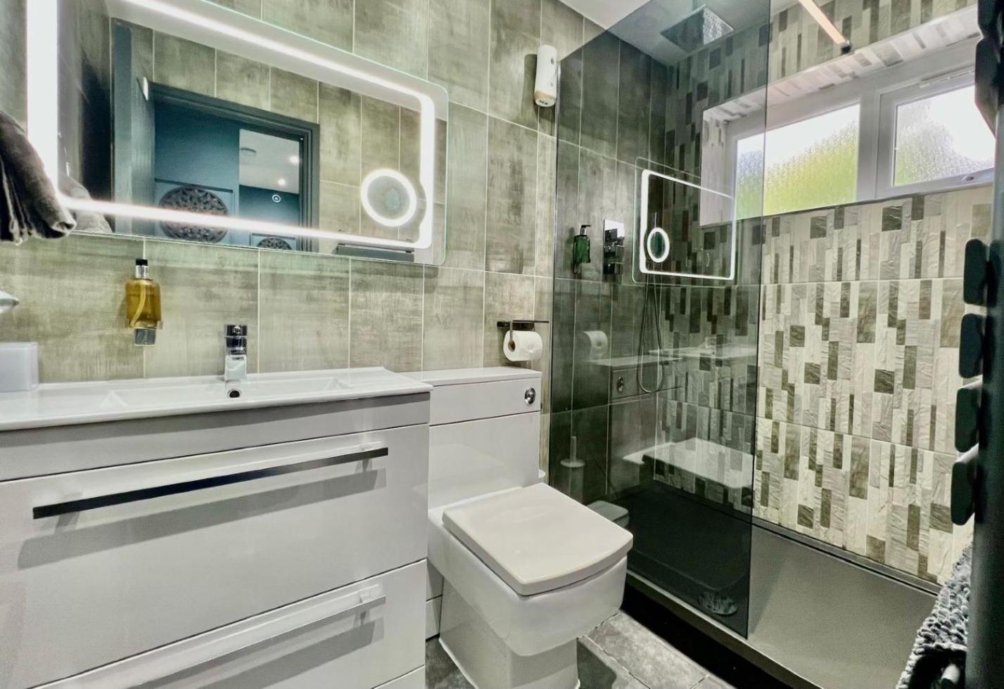 Modern Suites -5 Bedroom House- With Free Parking Birmingham City Εξωτερικό φωτογραφία